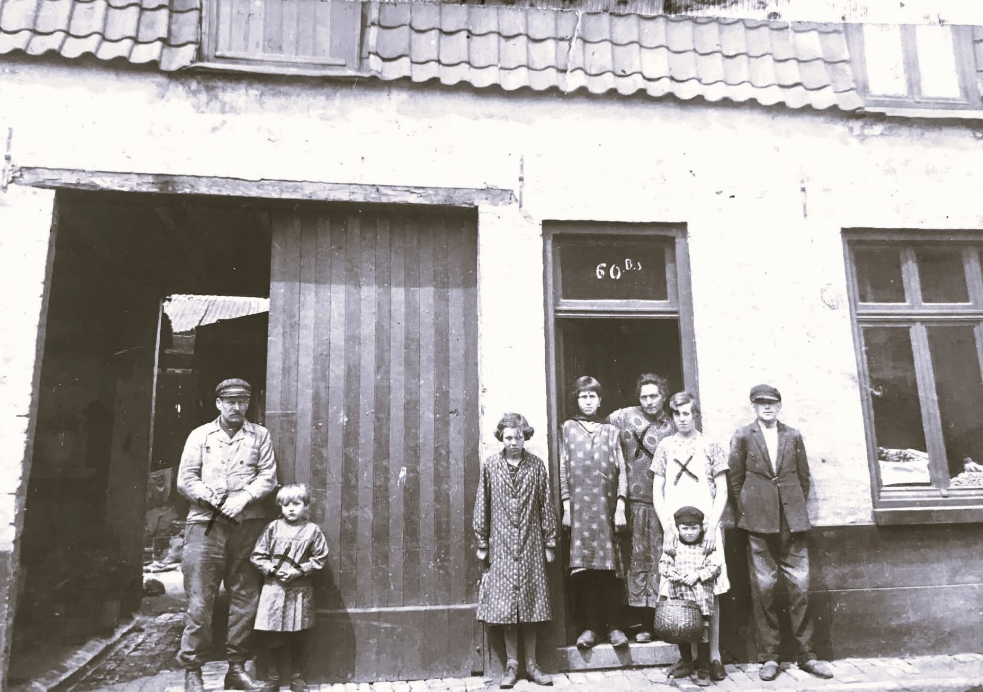 Ernest Bouteille, son fils Raphaël et Bernadette Wadoux devant leur armement — Grand-Fort-Philippe, Côte d'Opale