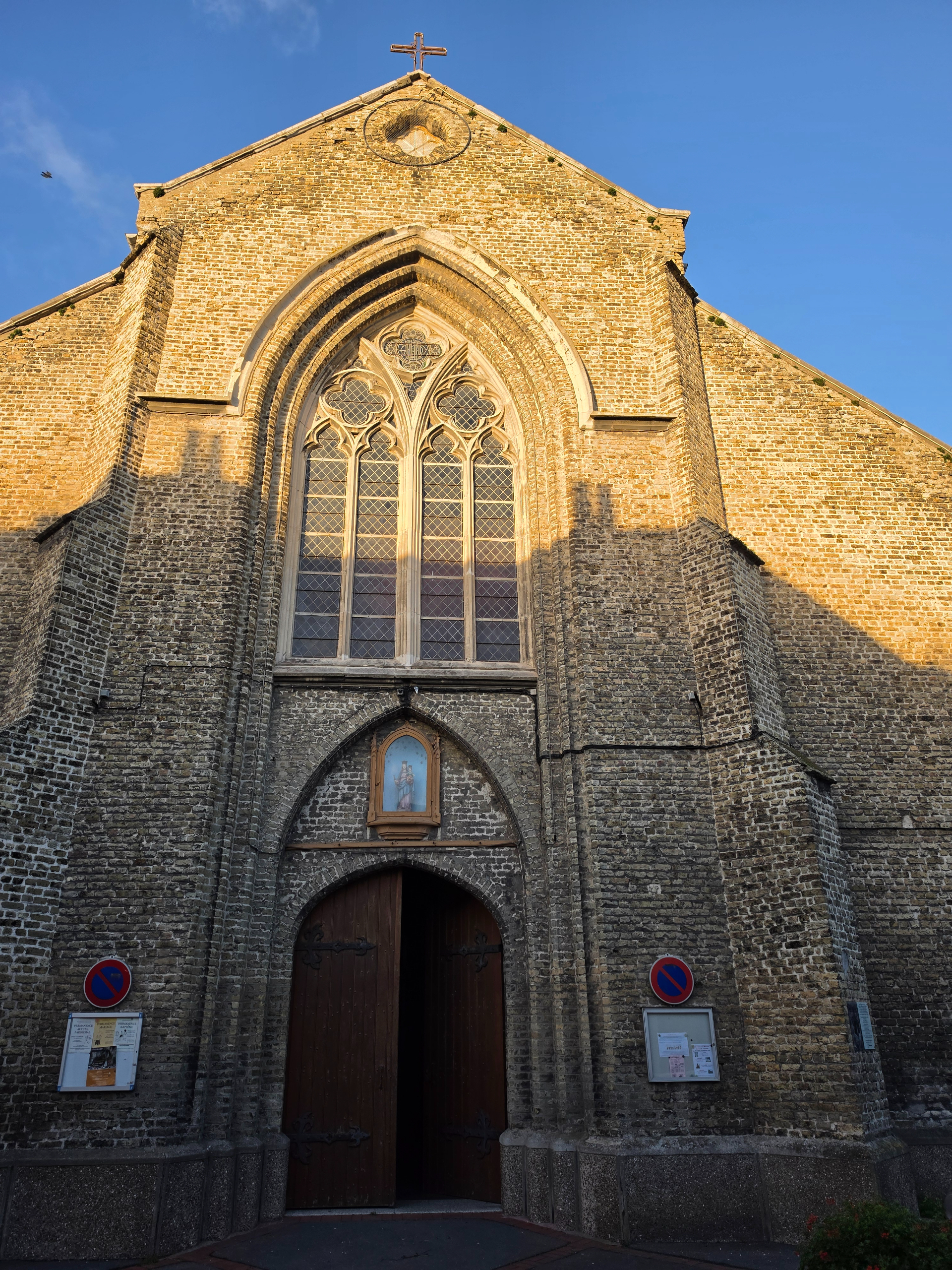 Façade et clocher de l'église Notre-Dame de Grâce, rue des Masselis — église Grand-Fort-Philippe, Côte d'Opale