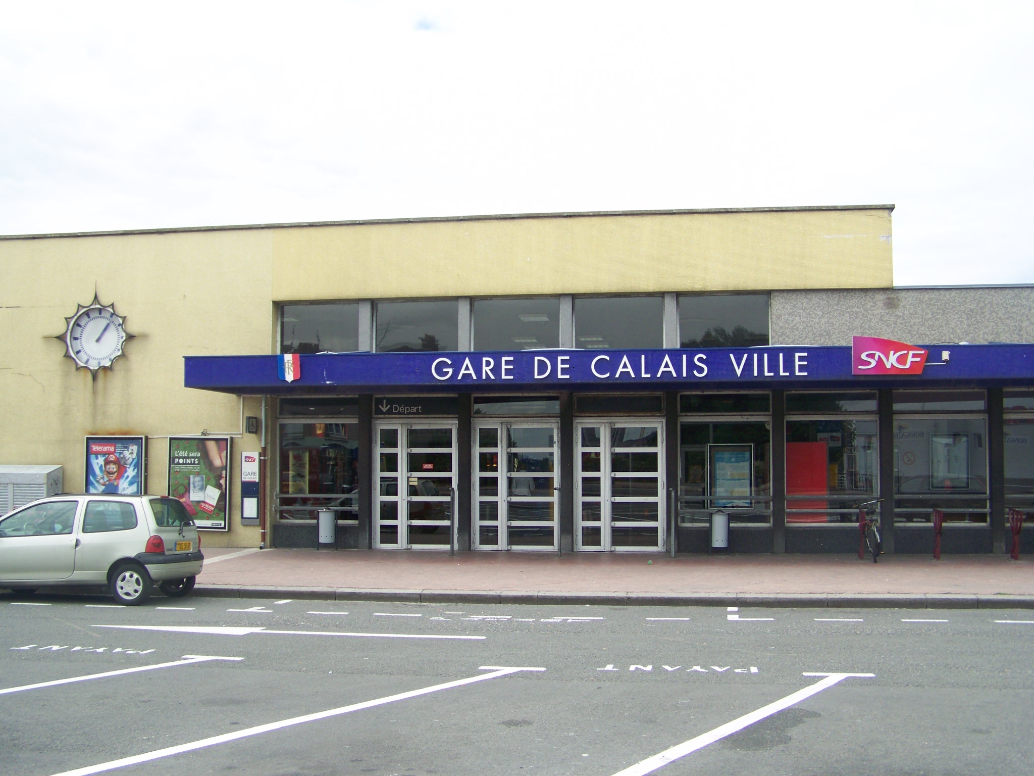 Gare de Calais-Ville — point de départ du bus Calais Gravelines (ligne 423) Gare de Calais-Ville (PEM), point de départ du bus Calais Gravelines — ligne 423