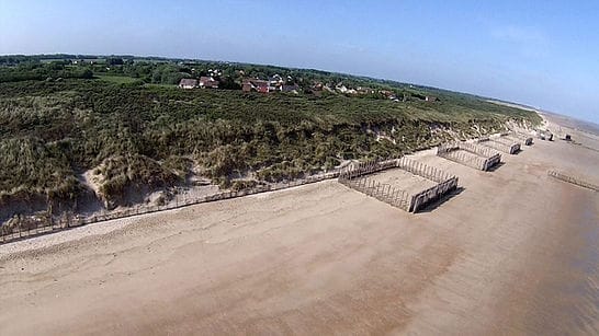 Vastes étendues de sable sur la plage sauvage d'Oye-Plage, idéal pour randonnée et promenade