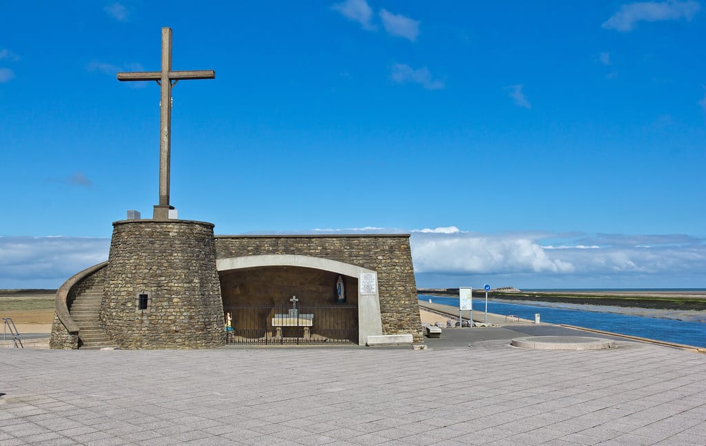Calvaire des Marins — Grand-Fort-Philippe, Côte d'Opale Le Calvaire des Marins à Grand-Fort-Philippe, monument dédié aux femmes de pêcheurs qui attendaient le retour des campagnes de pêche en Islande