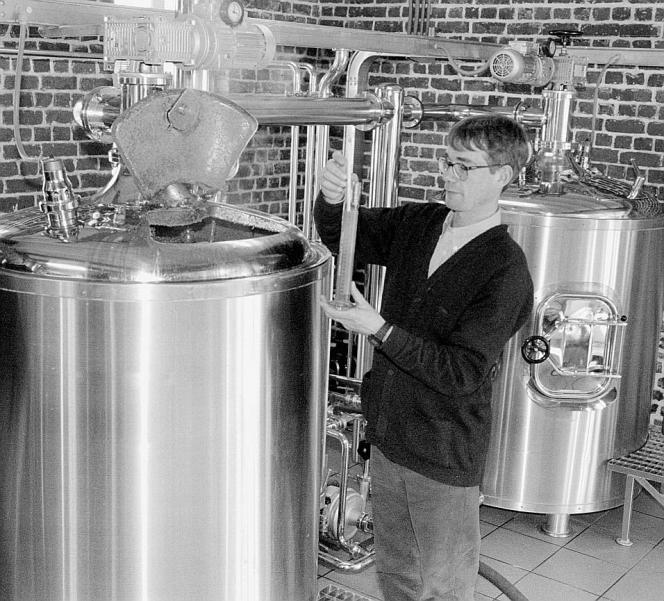 Les cuves de brassage et la gamme de bières artisanales Thiriez