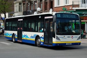 Un bus de la ligne A du réseau DK'BUS en circulation vers Dunkerque. Ce réseau assure le transport gratuit depuis le gîte Bouteille A la Mer jusqu'à la frontière Belge pour faciliter votre hébergement Dunkerque bord de mer.