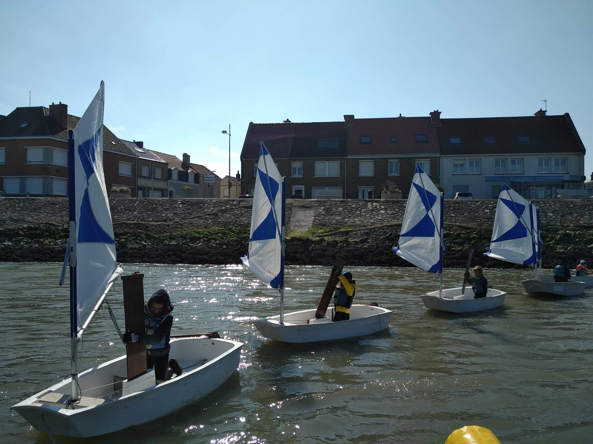 Enfants en cours d'Optimist à la Base Nautique Jean Binard Gravelines, voile légère sur le chenal de l'Aa — Côte d'Opale