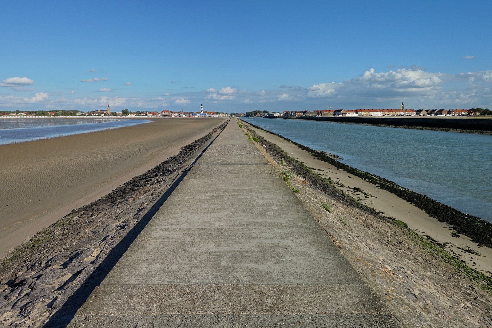 chenal de l'Aa, jetée et phare de Petit-Fort-Philippe Gravelines La jetée du chenal de l'Aa et le phare de Petit-Fort-Philippe — Côte d'Opale